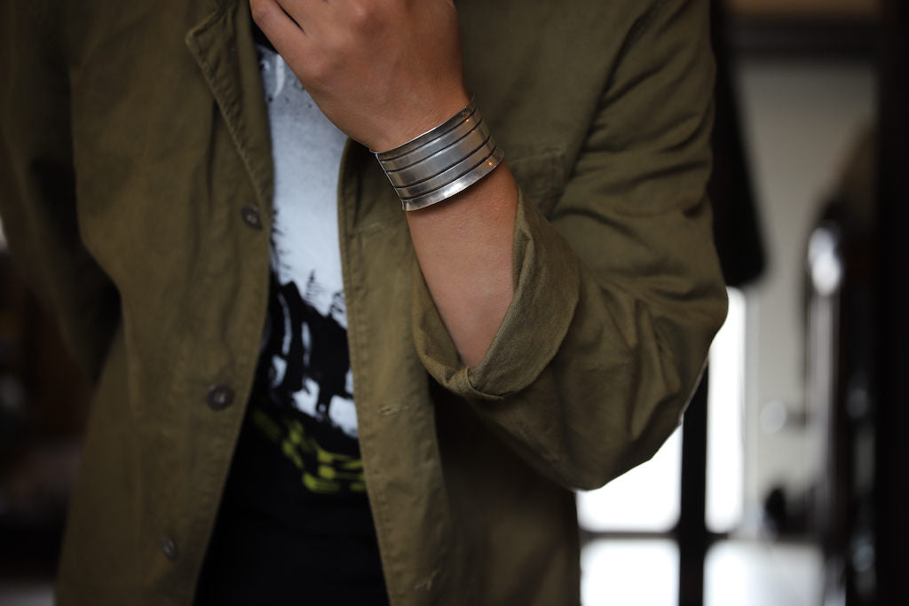 JAMES FAKS 5 LINES BANGLE BLACK FOOT