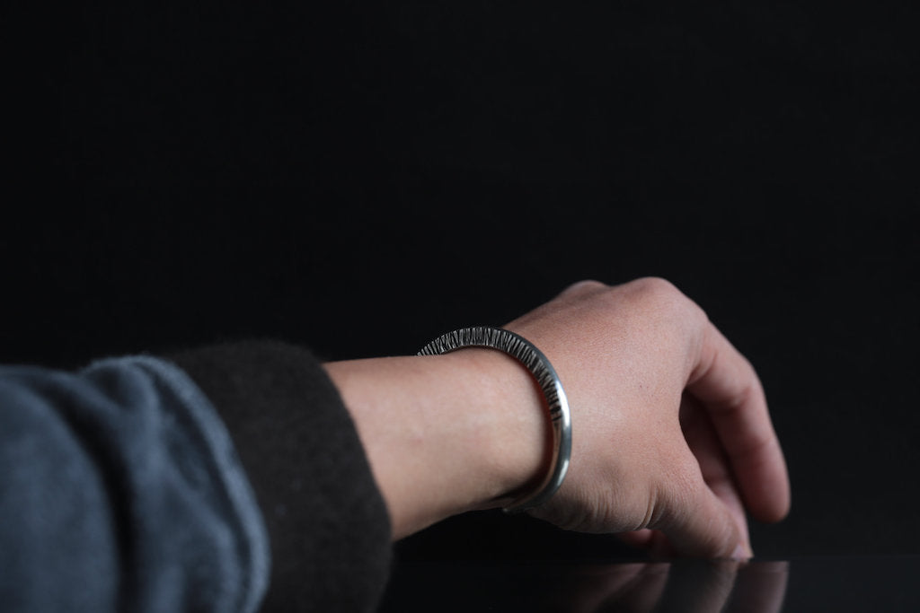 JAMES FAKS BLACK FOOT THIN BANGLE