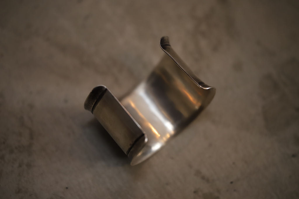 JAMES FAKS (FOR LADIES) BANGLE1 BLACK FOOT