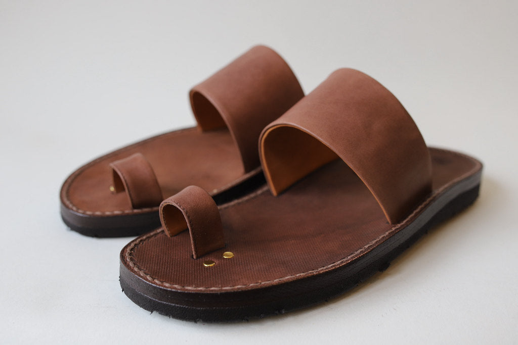 TOKYO SANDAL THUMB RING SANDAL BROWN – grandguignol